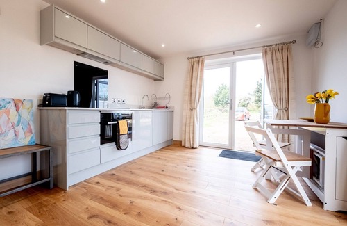 Pettistree Cottage | Three Tuns Apartments - Maple - sleeps 2 guests in 1 bedroom