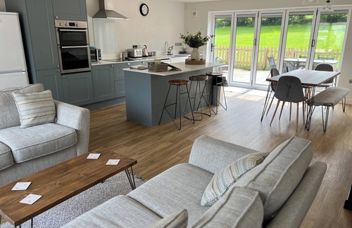 Thornicombe Cottage | THRESHING BARN, pet friendly, with hot tub in Blandford Saint Mary