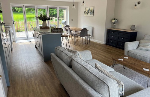 Thornicombe Cottage | THRESHING BARN, pet friendly, with hot tub in Blandford Saint Mary