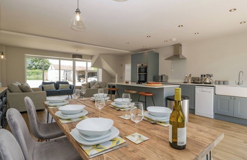 Thornicombe Cottage | THRESHING BARN, pet friendly, with hot tub in Blandford Saint Mary