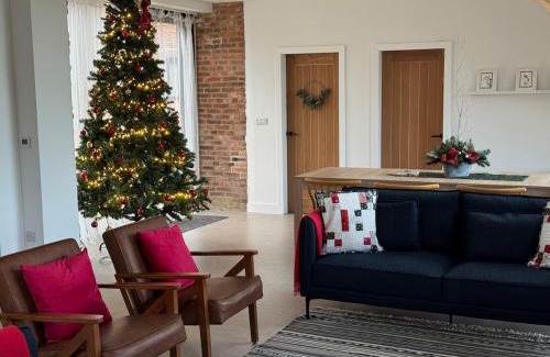 Hoylandswaine House | Threshing Barn- Modern 5 Bed, 10 person, Barn Conversion in a Rural Location with Great Access