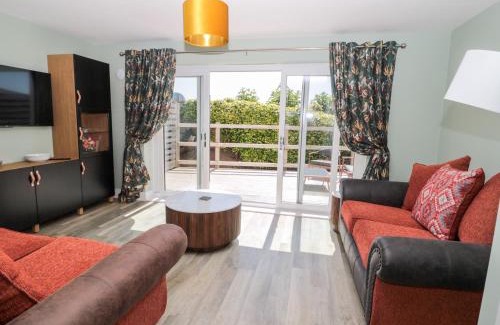 Newton by the Sea House | Thrift Lodge