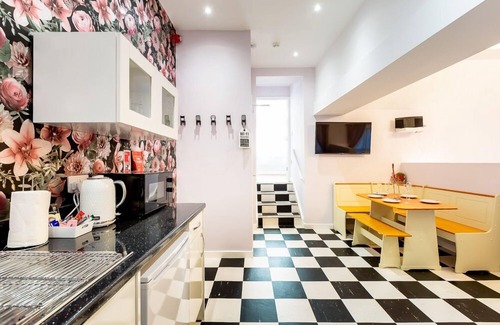 Newcastle-upon-Tyne Apartment | Through the Looking Glass