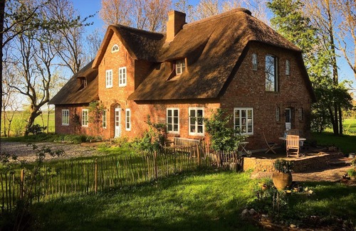 Oldenswort Apartment | Throws Simmerdeis/Apartment 2 in the thatched roof house with park-like garden