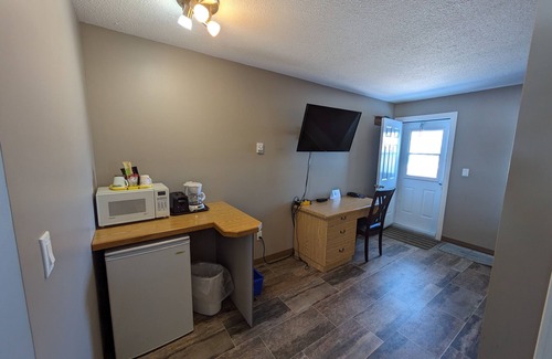 Swan River Hotel | Thunderhill Motel