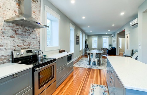 Washington House | Tibbe Flat at the Cedar Haus - Downtown WashMo, Dog-Friendly, Wineries