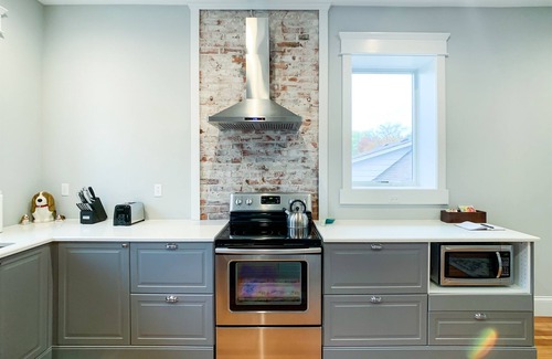 Washington House | Tibbe Flat at the Cedar Haus - Downtown WashMo, Dog-Friendly, Wineries