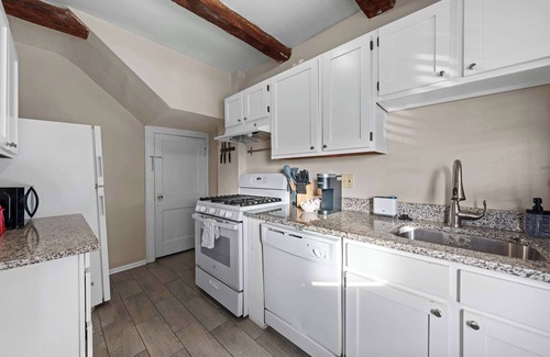 Clintonville House | Tibet Twins 1 – Cozy Stay for 6