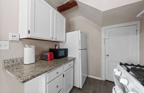 Clintonville House | Tibet Twins 1 – Cozy Stay for 6