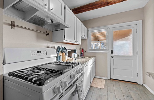 Clintonville House | Tibet Twins 1 Cozy Stay for 6