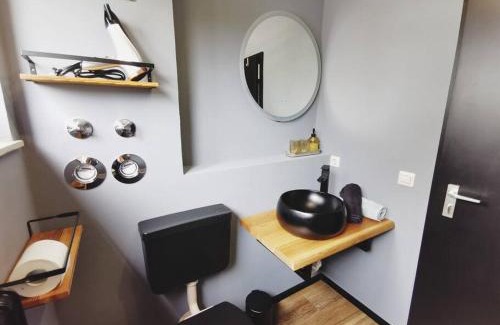 Nuertingen Apartment | TiCasa HARMONY - Zentral-Uni-Bahnhof-Balkon-Unique-SmartTV