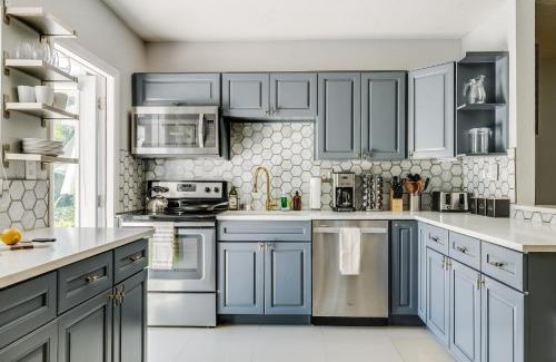 Poinsettia Heights House | Tidal by AvantStay Gorgeous Home Close to Beaches w Pool