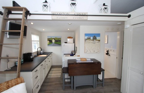 East Sandwich Cottage | Tidal View 2 - Bright & airy cottage across the street from the beach