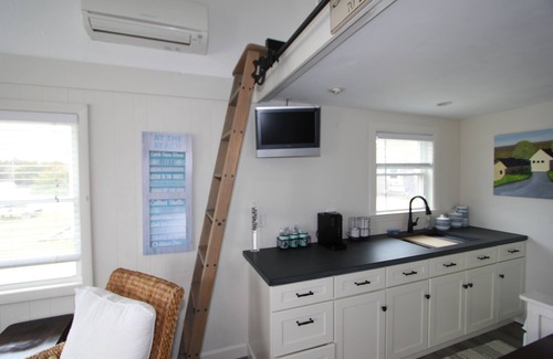 East Sandwich Cottage | Tidal View 2 - Bright & airy cottage across the street from the beach