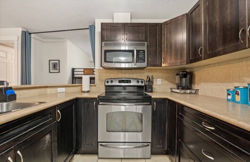 East Kootenay Apartment | Tide's Edge | Outdoor Pool & Hot Tub | Lake Views