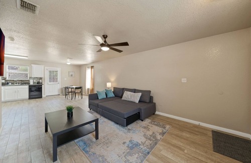 San Antonio House | Tidy 2 Bedroom home Near Lackland AFB, Sea World