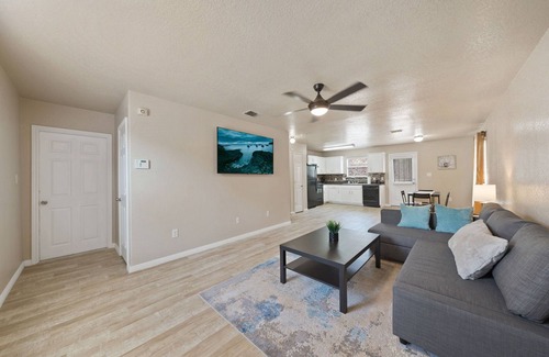 San Antonio House | Tidy 2 Bedroom home Near Lackland AFB, Sea World