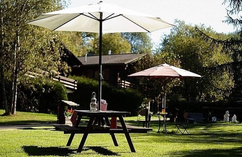 Schoenecken Ski Chalet | Tidy chalet with fireplace, located in wooded area