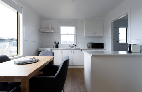 Ulverstone House | Tidy & Comfortable 2-Bed Home with Study – Close to Town
