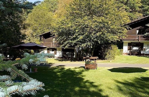Schoenecken Apartment | Tidy furnished apartment, located in a wooded area
