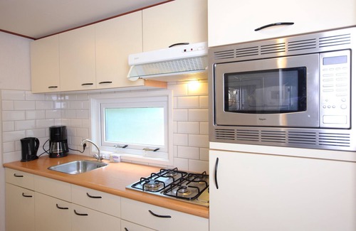 Municipality of Epe Ski Chalet | Tidy furnished chalet with a combi microwave, in the Veluwe