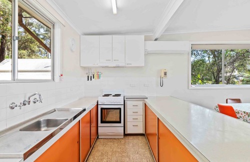 Manyana House | Tidy retro house located within walking distance to Manyana Beach