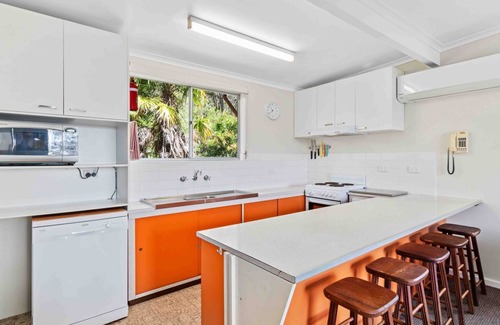 Manyana House | Tidy retro house located within walking distance to Manyana Beach