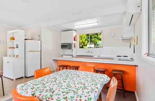 Manyana House | Tidy retro house located within walking distance to Manyana Beach