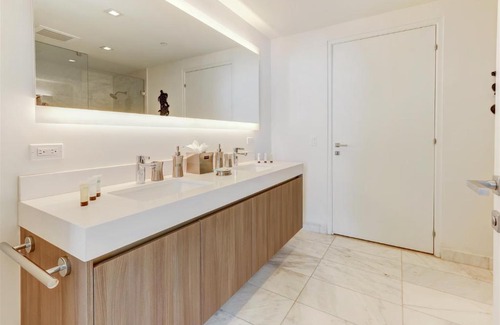Central Beach House | Tiffany Blanca - Rooftop Pool, Gym, & Walk to Beach