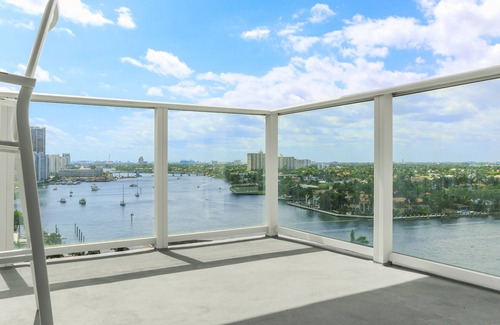 Central Beach Condo | Tiffany Ebony: Ocean & Canal views, Walk to Beach