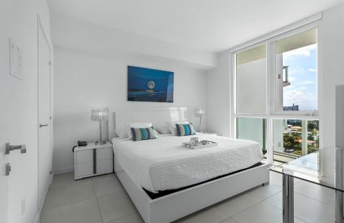 Central Beach House | Tiffany Ebony - Ocean & Canal views, Walk to Beach