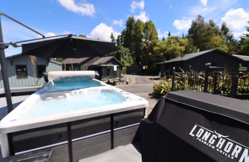 Ohakune House | Tiffany hot pool spa