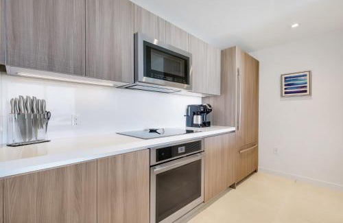 Central Beach House | Tiffany Indigo - Rooftop Pool, Gym, Walk to Beach