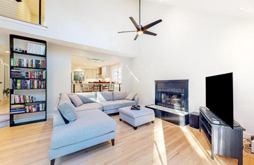 Lagoon Heights House | Tiffany's Treasure
