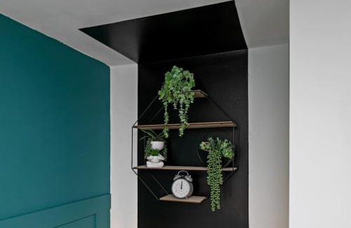 Tea Green Apartment | Tiger House - Driveway & Garden. Airport location!