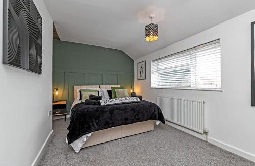 Tea Green Apartment | Tiger House - Driveway & Garden. Airport location!