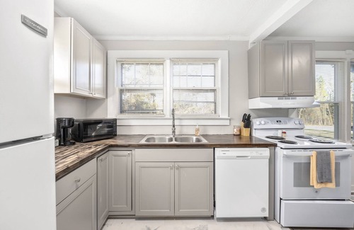 Pendleton House | Tiger's Refuge sleeps up to 18. 10 minutes to Clemson University