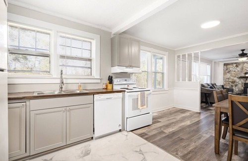 Pendleton House | Tiger's Refuge sleeps up to 18. 10 minutes to Clemson University