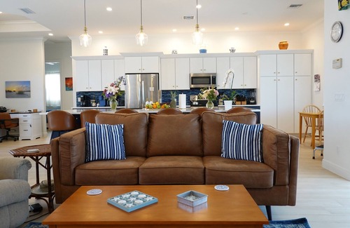 Marco Island House | Tiger Tail Beach area private pickleball, basketball, tennis and bocce courts