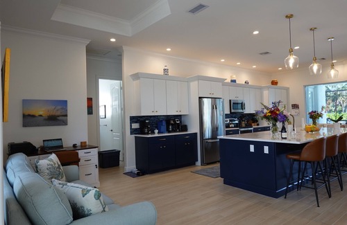 Marco Island House | Tiger Tail Beach area private pickleball, basketball, tennis and bocce courts