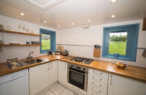 Isle of Lewis Cottage | TIGH BHISA BLACKHOUSE, romantic, with open fire in Tolsta Chaolais