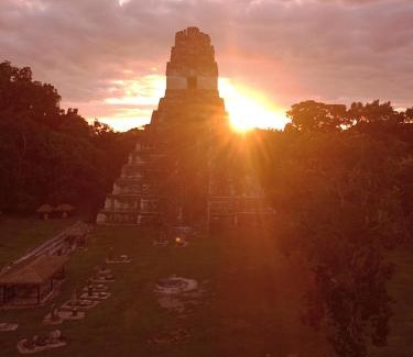 Peten Other | Tikal glampimg la mansión del danto