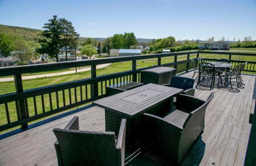 Hammondsport House | Tiki on the Lake