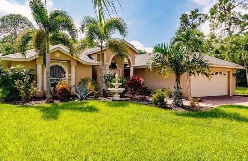 Bonita Springs House | Tiki Paradise House & pool - 10 min to Beach!