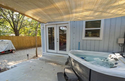Gordonville House | Tiki Paradise in Lake Texoma - Golf Cart + Hot Tub