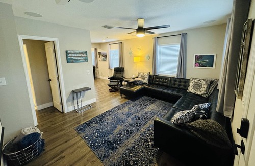 St. Petersburg - Clearwater House | Tiki Time - Sweet updated cottage near downtown St Pete and minutes to beaches.