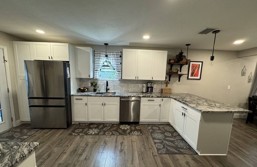 St. Petersburg - Clearwater House | Tiki Time - Sweet updated cottage near downtown St Pete and minutes to beaches.