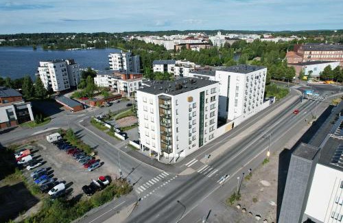 Hameenlinna Apartment | Tilava huoneisto järvinäköalalla