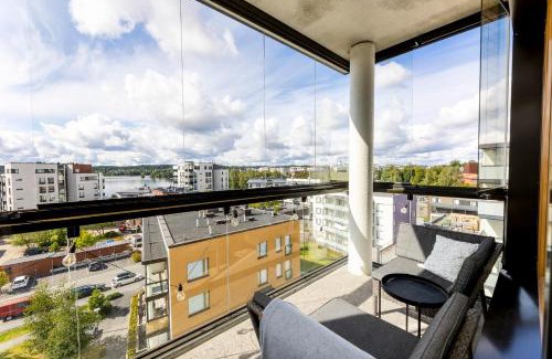 Hameenlinna Apartment | Tilava huoneisto järvinäköalalla