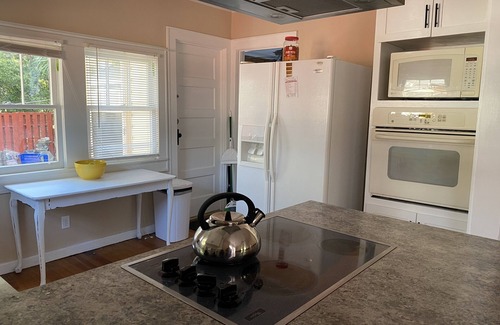 Brunswick Cottage | Tillman Cottage, Charming 3-bedroom cottage in Brunswick, accepting pets